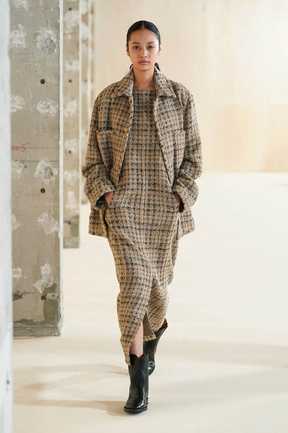 HOME SPAN TWEED BLOUSON 198,000円、
HOME SPAN TWEED DRESS 121,000円