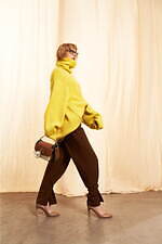 ダイアナ22年秋“進化した”美脚ロングブーツ、クリスタルバックルが輝くソックススニーカーも｜写真11