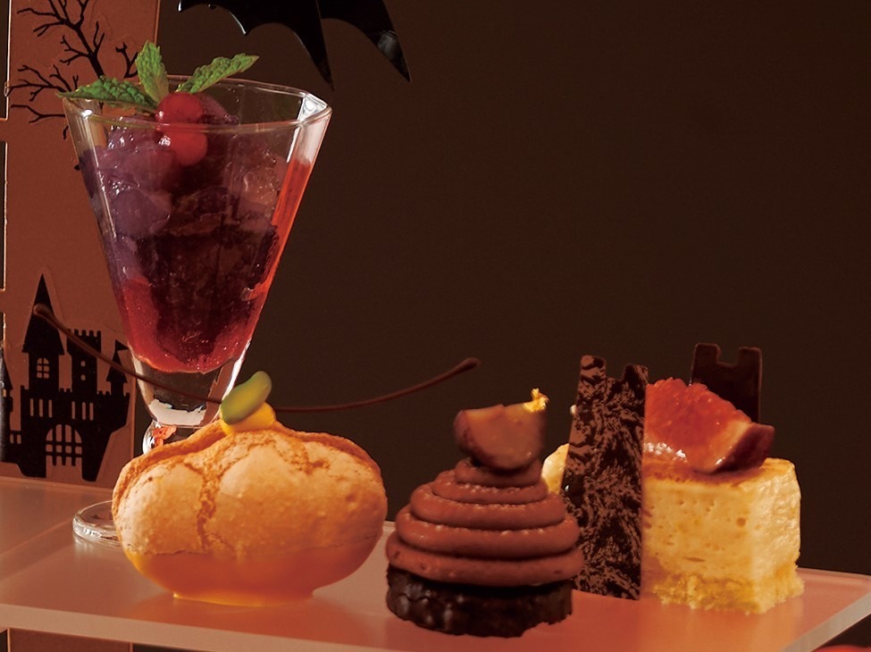 横浜ロイヤルパークホテル”ハロウィン”アフタヌーンティー、かぼちゃ型クッキー＆黒×赤のチョコケーキ｜写真3
