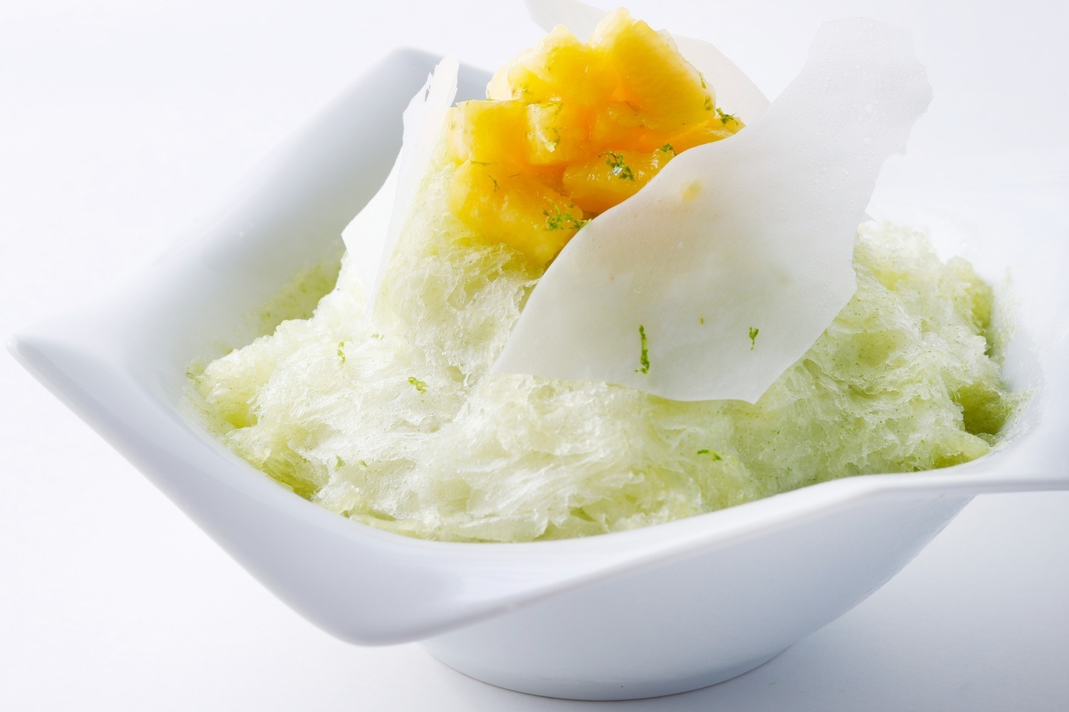 エンポリオ アルマーニ カフェ夏限定かき氷、南国パイナップル×爽やかハーブ×ココナッツチップ