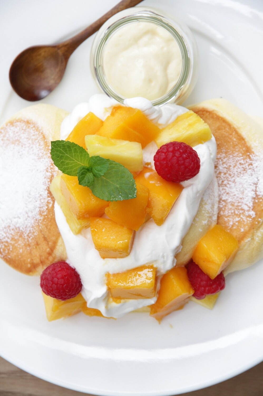 「幸せのパンケーキ」夏限定、完熟アップルマンゴー&パインのふわふわパンケーキ｜写真2