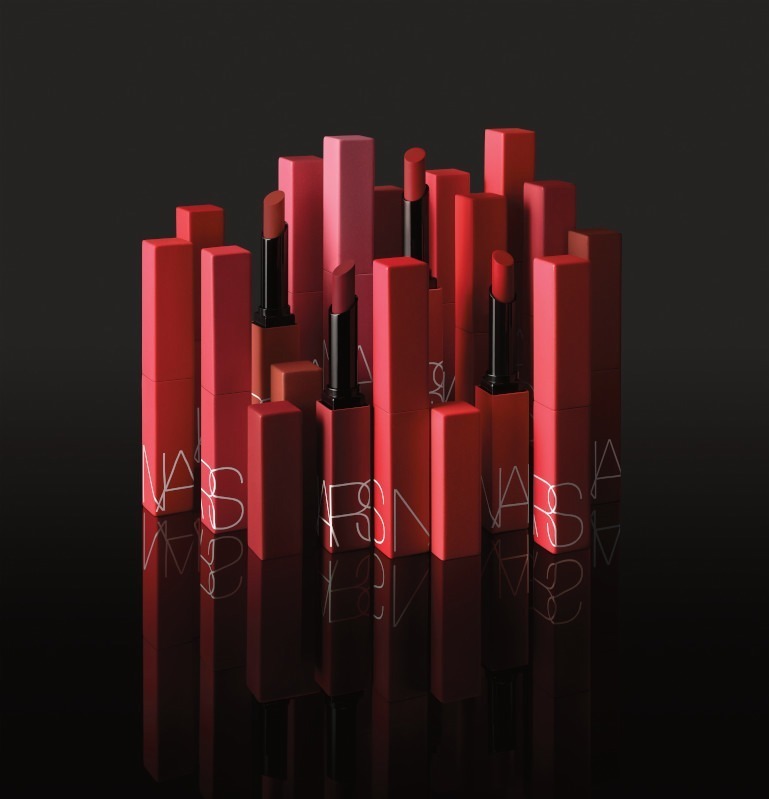 NARS22年秋コスメ”鮮やかマットカラー”新作リップスティック、まるで無重力のつけ心地 - ファッションプレス NARS22年秋コスメ”鮮やかマットカラー”新作リップスティック、まるで無重力のつけ心地 - ファッションプレス
