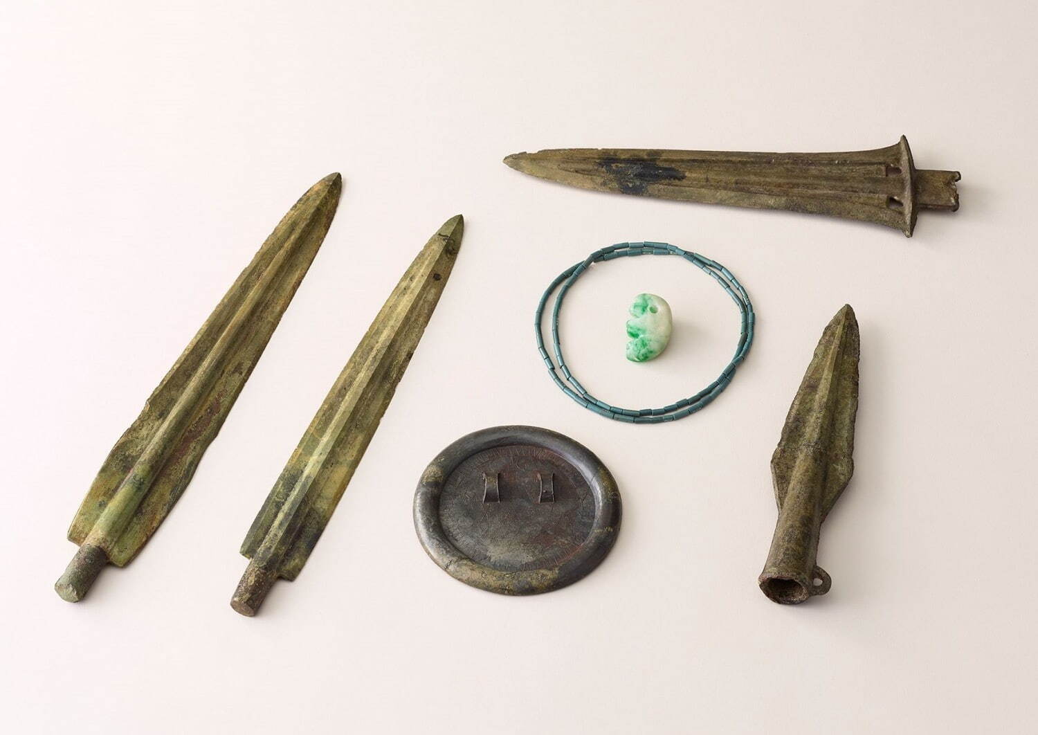 福岡県福岡市吉武高木遺跡3号木棺墓出土の青銅器・装飾品 弥生時代中期(紀元前3世紀) 文化庁蔵(福岡市博物館保管) 国指定重要文化財