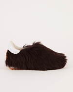 ロエベ“かかとに風船”ヒールの新作シューズ、ふわふわシアリングのスニーカーも｜写真3