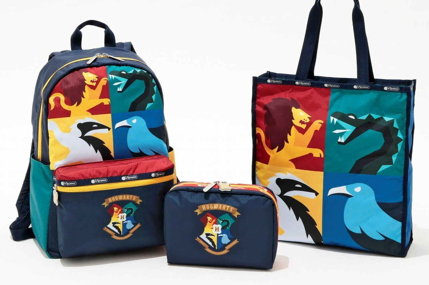 左から)Hogwarts Backpack 44×29×15cm 33,000円、Hogwarts XL Cosmetic 16×22×6cm 13,200円、Hogwarts Book Tote 38×35×11cm 26,400円