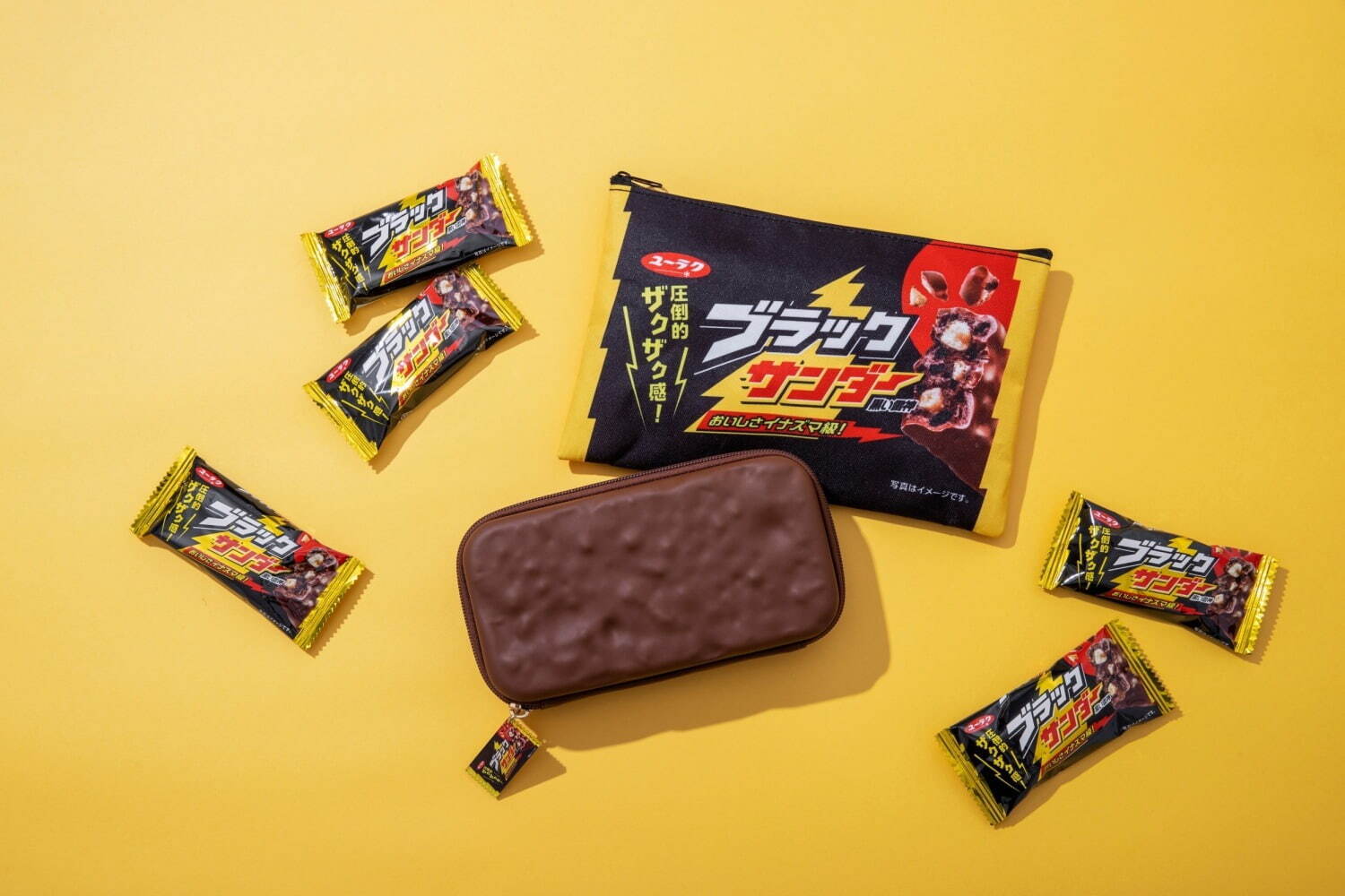 「ブラックサンダー」“本物そっくり”チョコバー＆パッケージポーチ付属、公式ムック本｜写真1