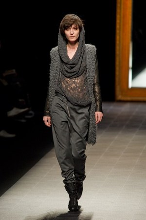 ミハラヤスヒロ(MIHARA YASUHIRO)、2010-2011年秋冬コレクション｜写真1