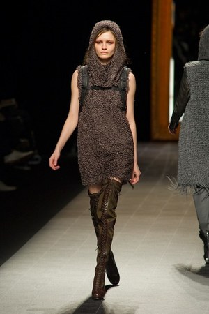 ミハラヤスヒロ(MIHARA YASUHIRO)、2010-2011年秋冬コレクション｜写真2