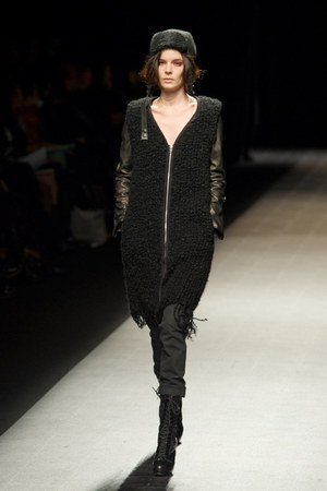 ミハラヤスヒロ(MIHARA YASUHIRO)、2010-2011年秋冬コレクション｜写真17