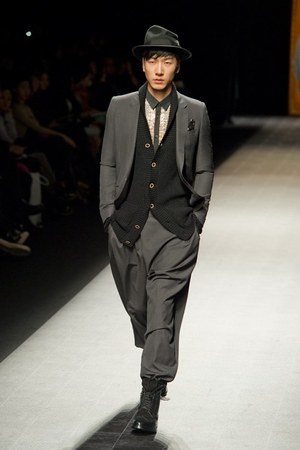 ミハラヤスヒロ(MIHARA YASUHIRO)、2010-2011年秋冬コレクション｜写真21