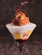 “泡”にモンブランが浮かぶ「栗とカシスのモンブランパフェ」ホテル インターコンチネンタル 東京ベイで｜写真2