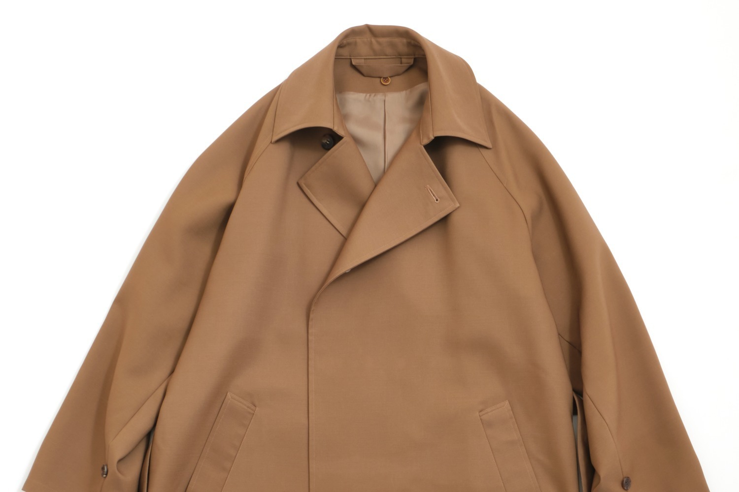 ブラン ワイエム22年秋冬新作アイテム、“中央で裁断した”ショートトレンチ＆ワイドなウールシャツ