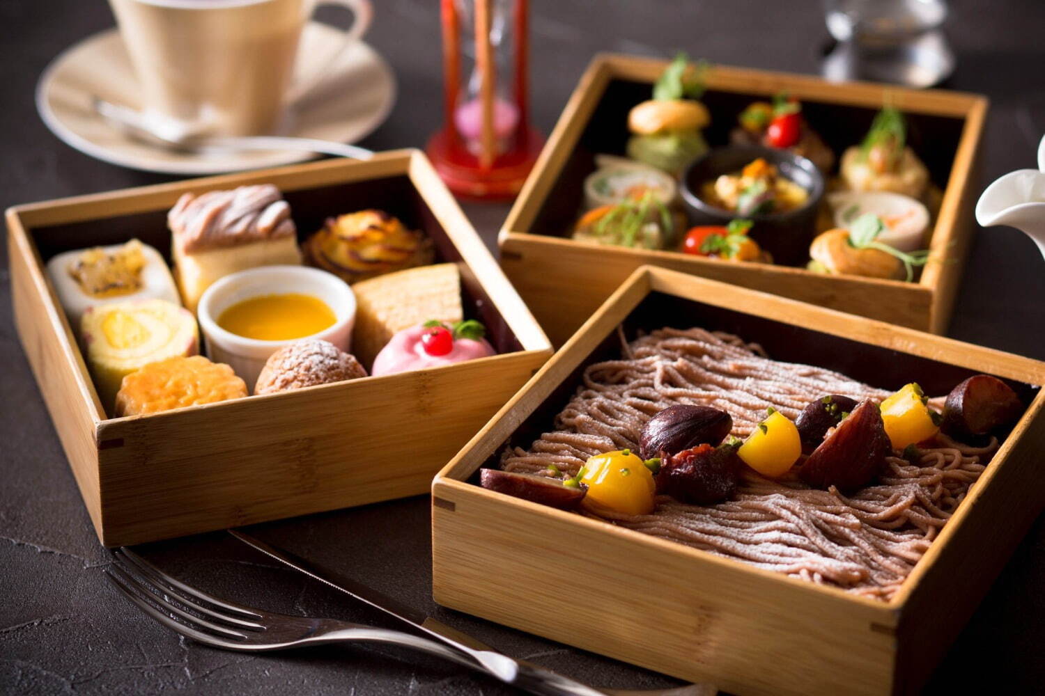 リーガロイヤルホテル京都、お重箱で楽しむ秋アフタヌーンティー - お重一面に敷き詰めたモンブランも