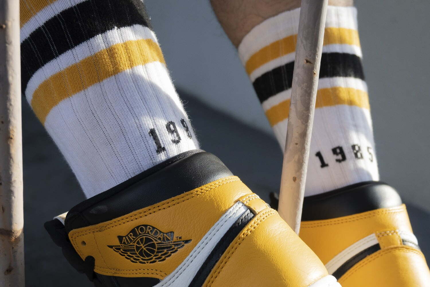 レッグウェア｜シックストックスとアトモスのコラボ靴下、ナイキ「エア ジョーダン 1」着想のブラック×イエロー