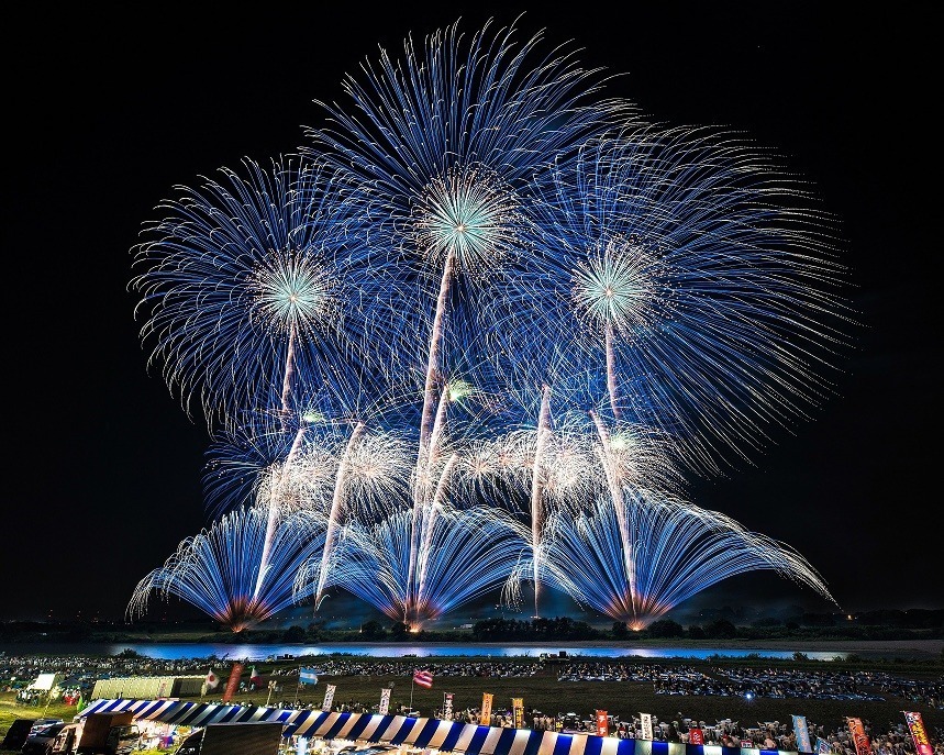 茨城「利根川花火大会2022」3年ぶりに開催、二尺玉の大花火含む“約3万