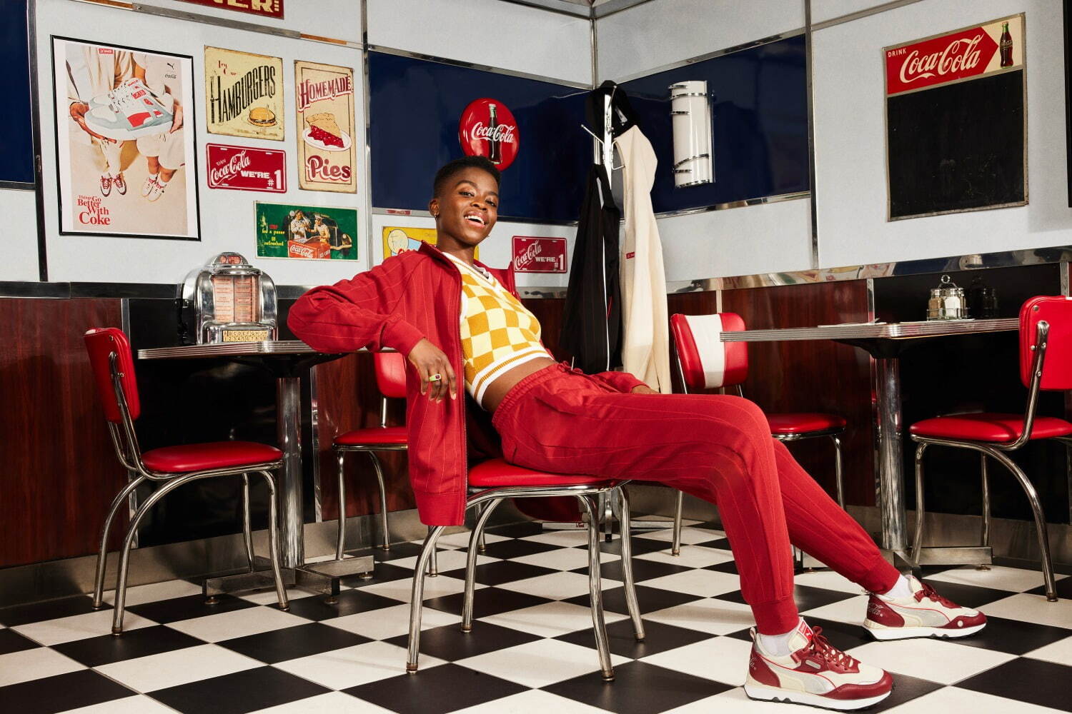 プーマ×コカ・コーラ、“レトロな配色”のロゴ入りスニーカーや瓶モチーフTシャツ｜写真86