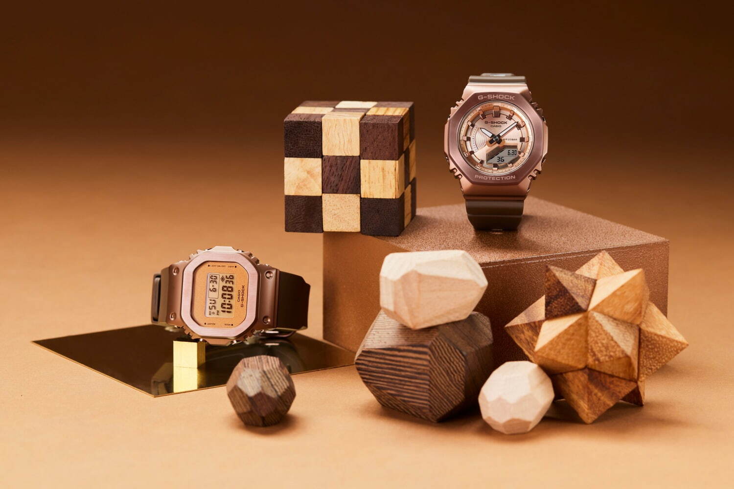 G-SHOCK“全面ブロンズカラー”のコンパクト腕時計、スクエア＆八角形の艶消しメタルベゼル｜写真13