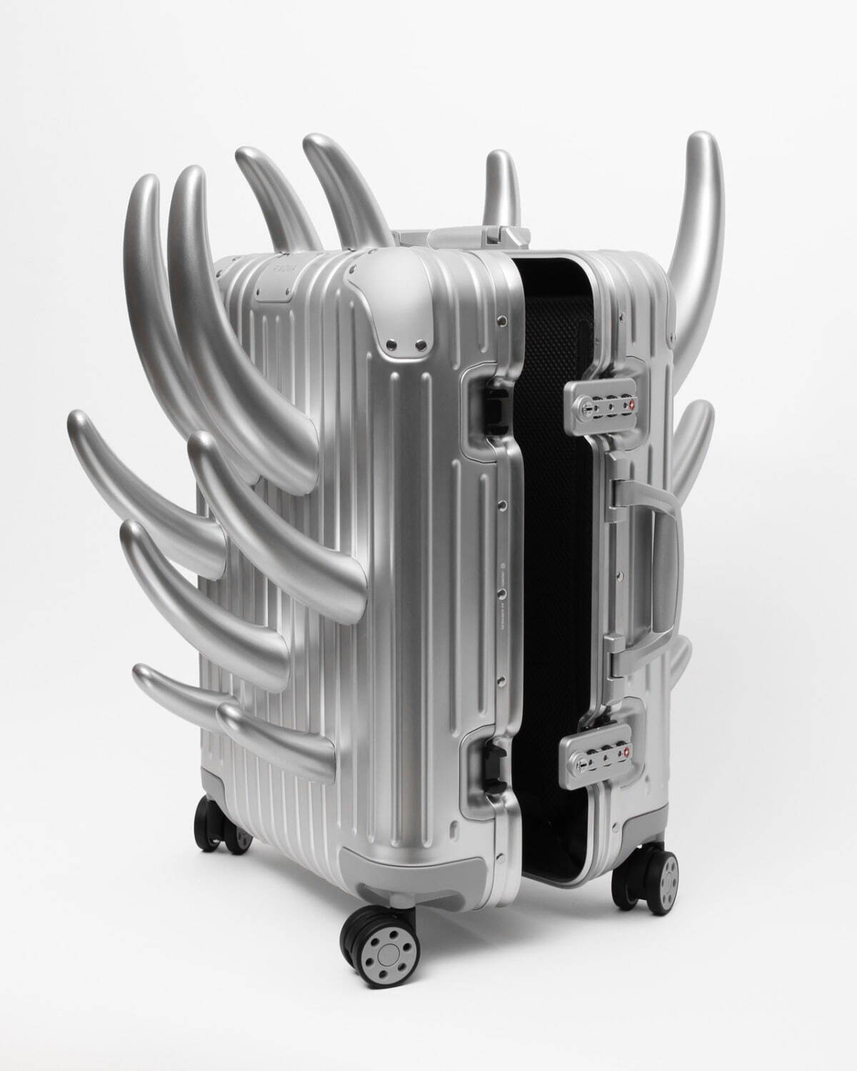 リモワ(RIMOWA) AS SEEN BY｜写真1