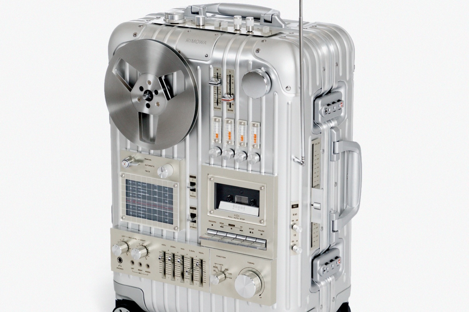 リモワ巡回展「AS SEEN BY」ダブレットらが手掛けた“角付き”アルミスーツケースなど