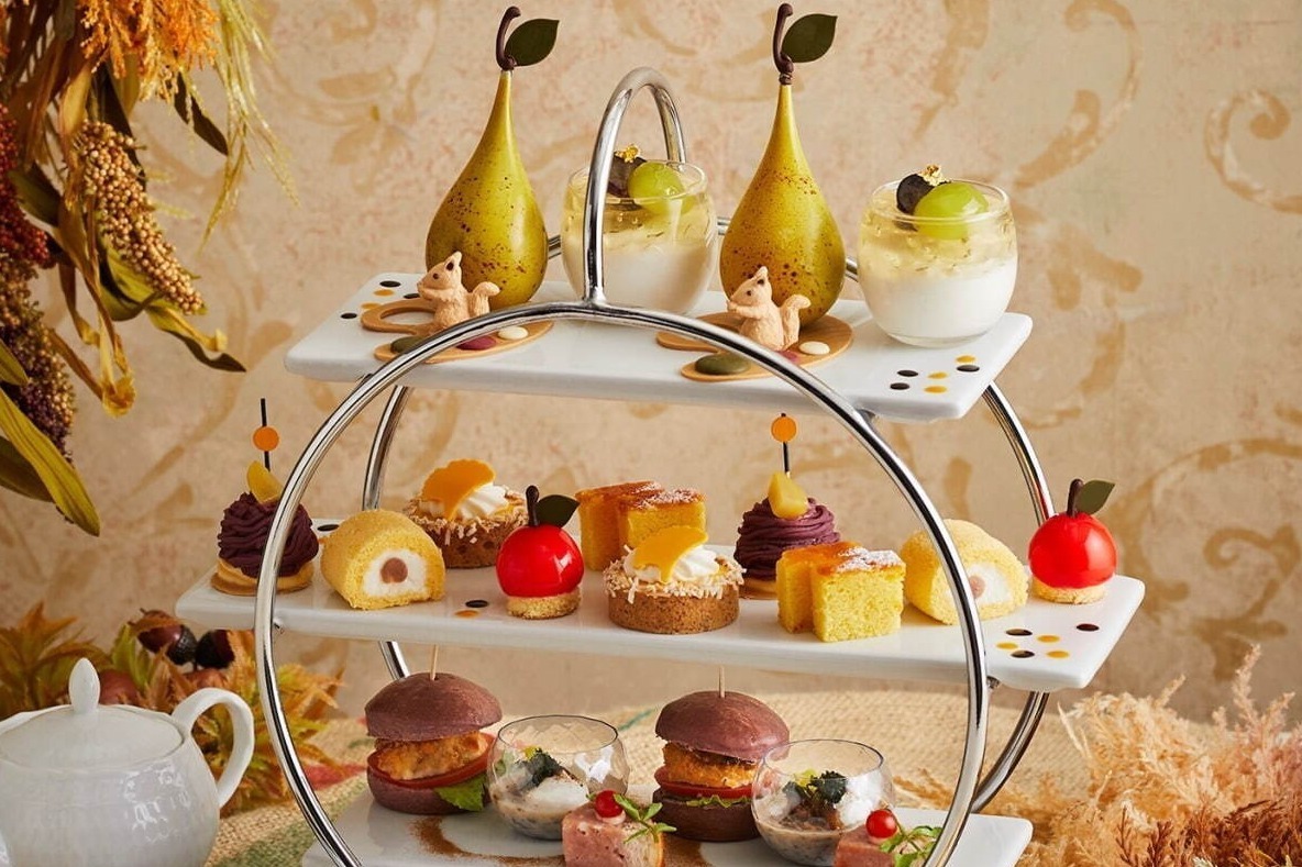 ぶどう｜ロイヤルパークホテル”秋の味覚”満載アフタヌーンティー、真っ赤なリンゴムース＆カボチャタルト