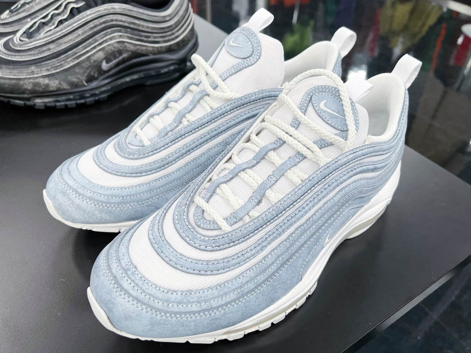 人気ハイブランドのおすすめメンズスニーカー[2022年秋冬]コーデに華やぎを添える高級シューズ｜写真4