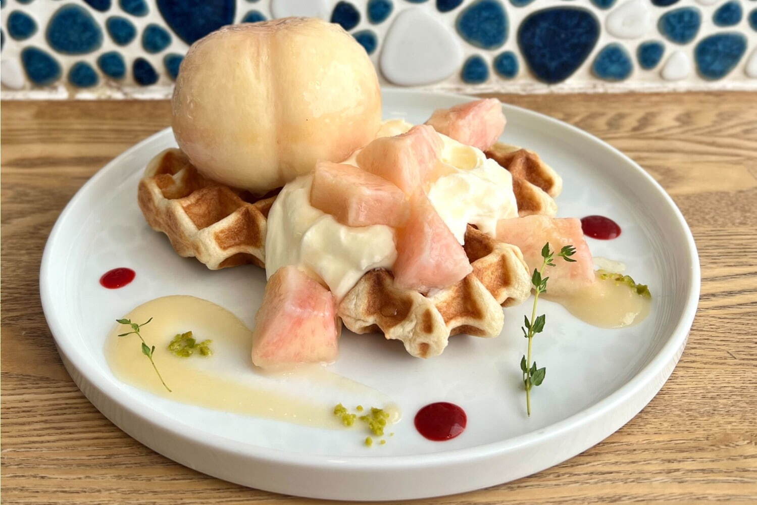 自由が丘「パンとエスプレッソと自由形」桃丸ごと1個の“桃ムッフル”など限定桃スイーツ＆パン