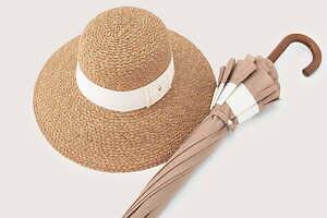 ヘレンカミンスキー“サンバイザー＆ラフィアハット”着想の晴雨兼用傘、ハンウェイとコラボ