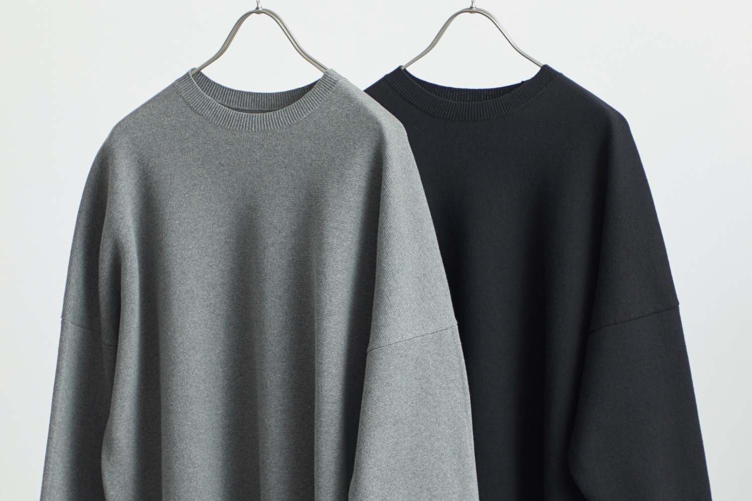 チノ×トゥー ユナイテッドアローズ、ゆったりサイズのセーター＆スリット入りニットスカート