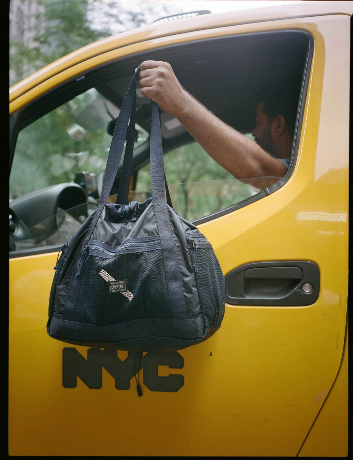 サタデーズ ニューヨークシティ×ポーターの新作バッグ、ドローストリング仕様のメッシュトートや巾着｜写真24