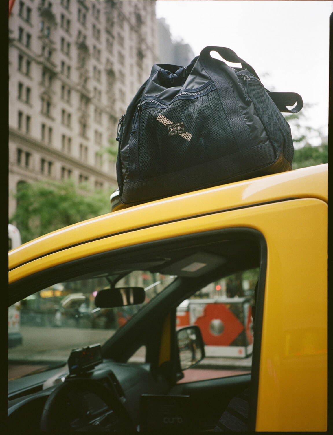 サタデーズ ニューヨークシティ×ポーターの新作バッグ、ドローストリング仕様のメッシュトートや巾着｜写真23