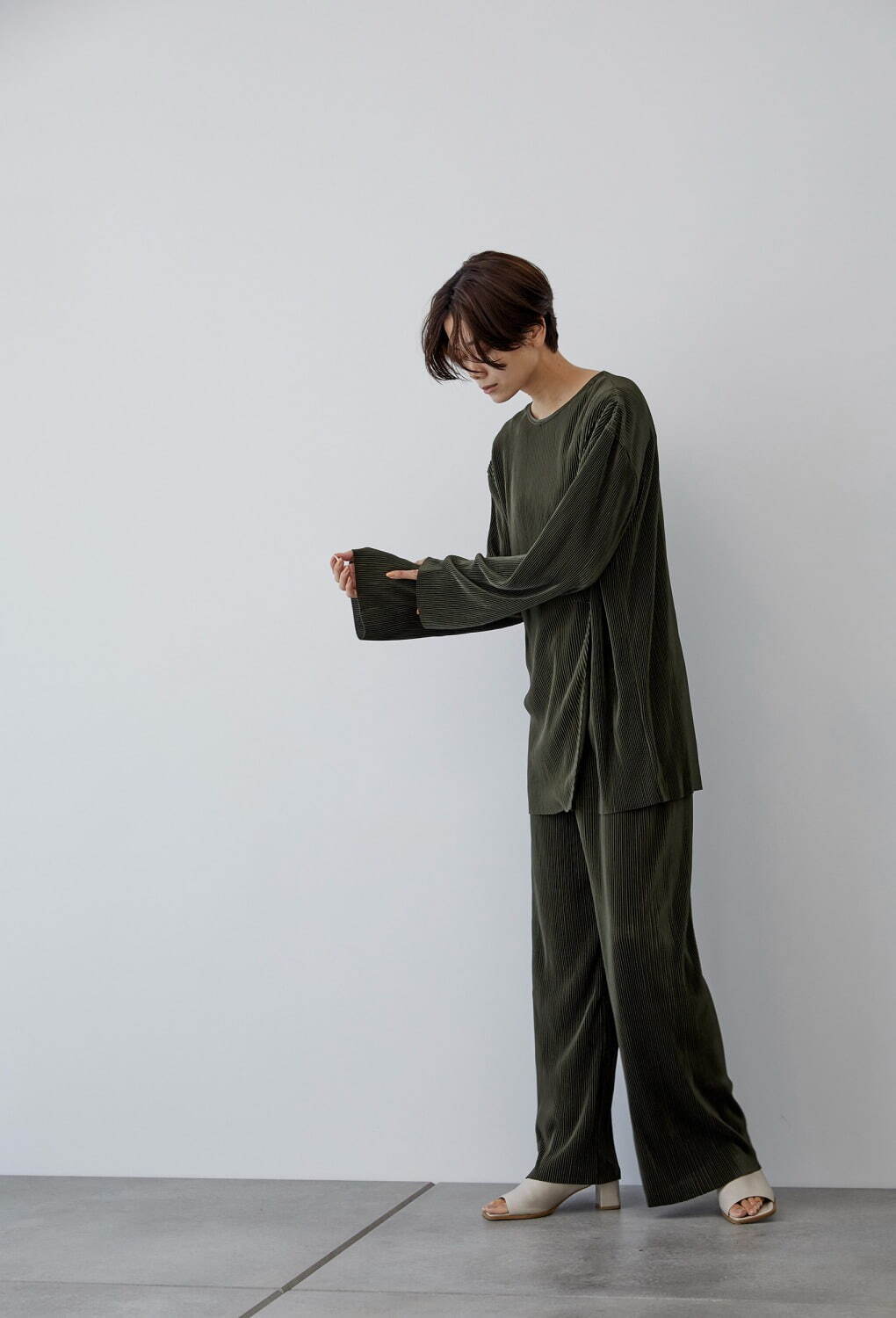 クラネ「リラックスルーズシリーズ」が復刻、プリーツが美しい