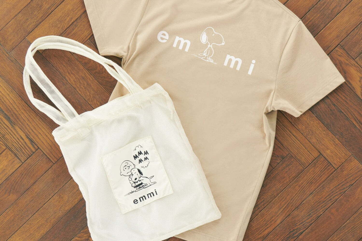 エミ「ピーナッツ」スヌーピーの限定コラボTシャツ&トートバッグセット、阪急うめだ本店で - ファッションプレス