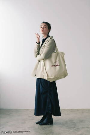 エミ「ピーナッツ」スヌーピーの限定コラボTシャツ&トートバッグセット、阪急うめだ本店で - ファッションプレス