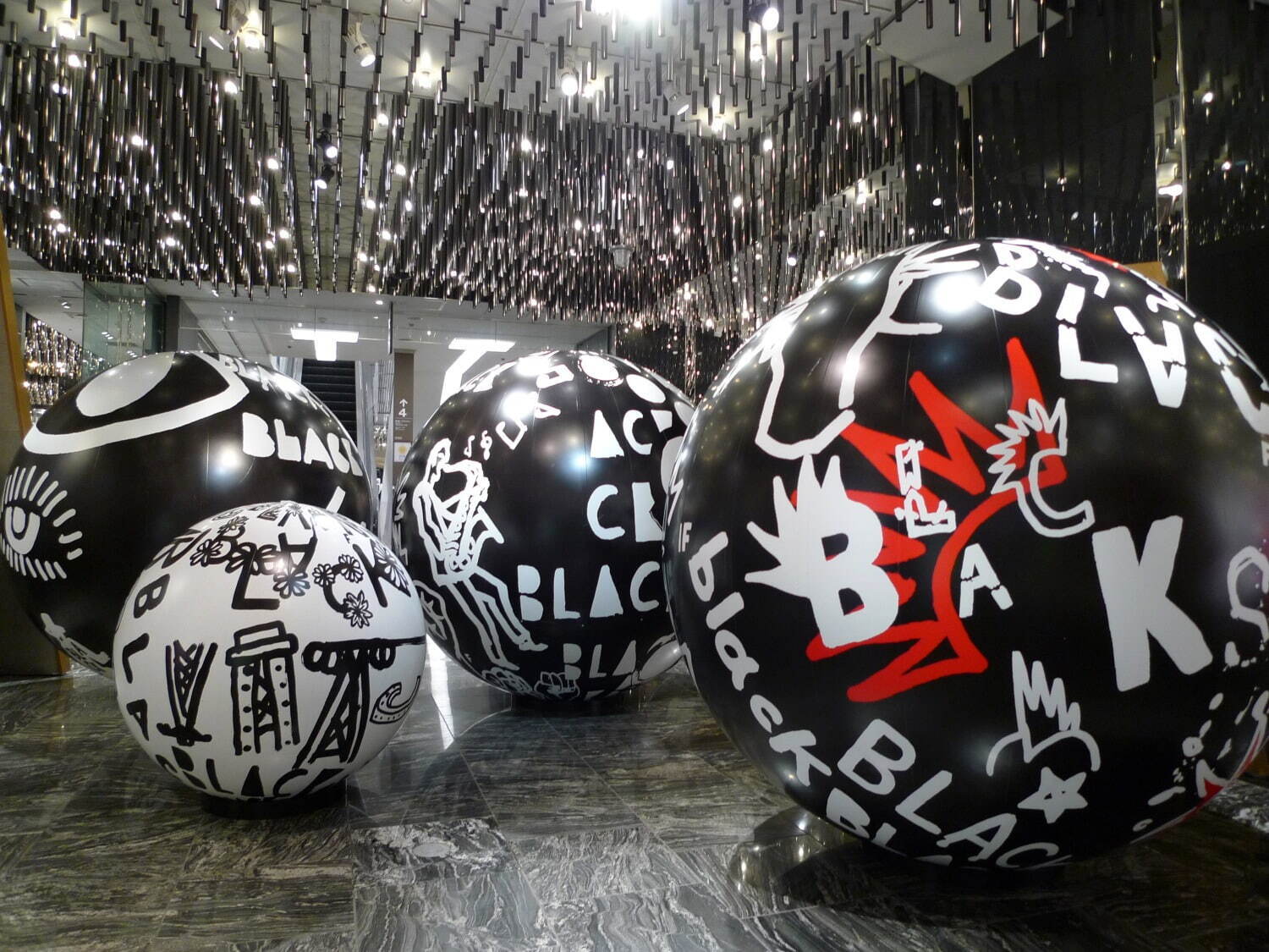 ブラック・コム デ ギャルソン単独店が伊勢丹新宿店にオープン、人気