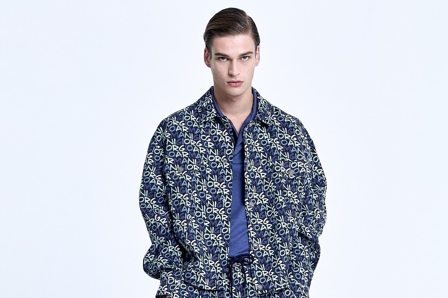エコ｜ジョルジオ アルマーニのメンズ新作“総柄ロゴ”ブルゾン＆爽やかカラーTシャツ、初のリサイクル素材で