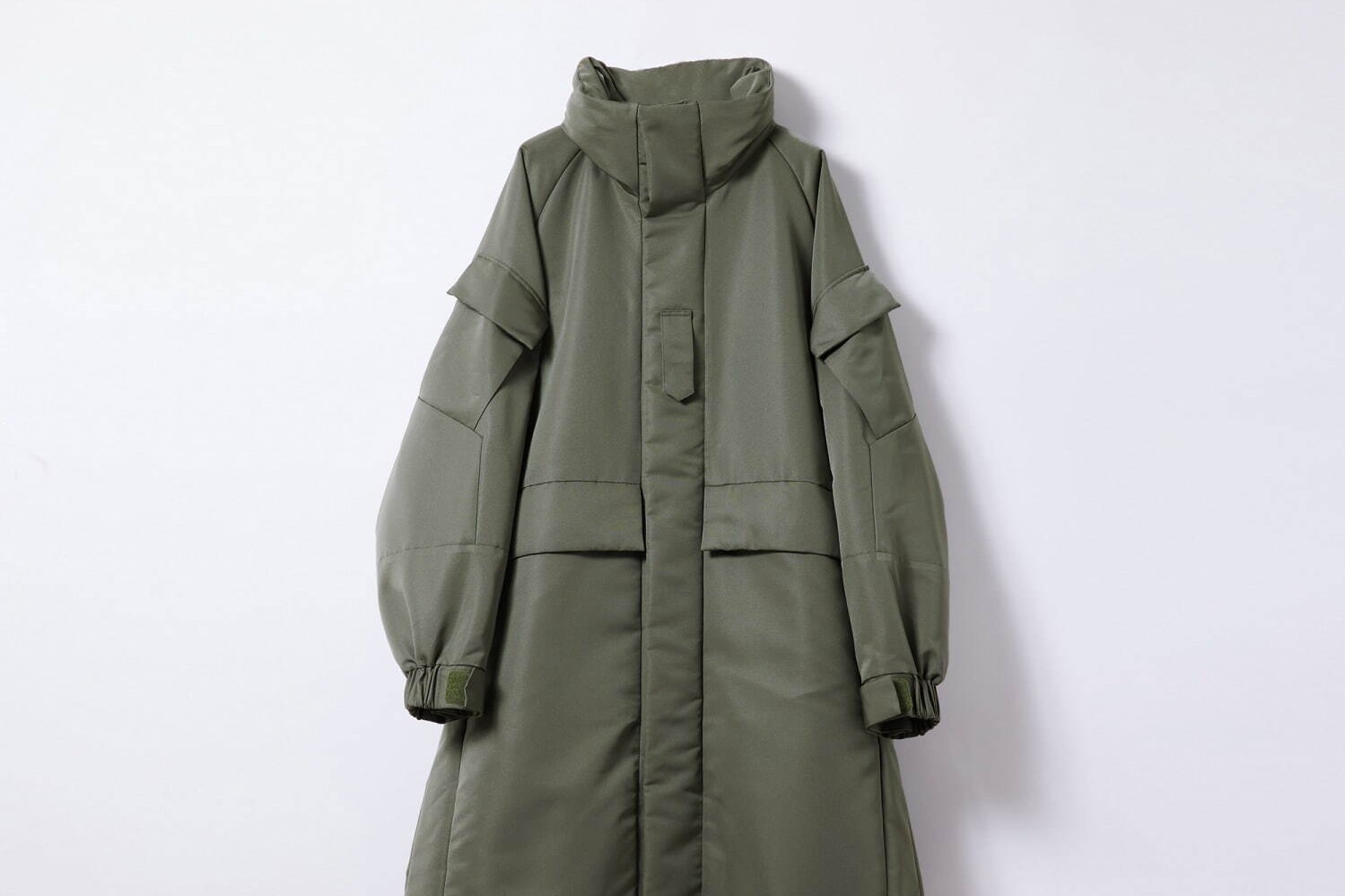 ハイクのユニセックスミリタリーコート、ビオトープ別注で“オーバーニーレングス”にアレンジ
