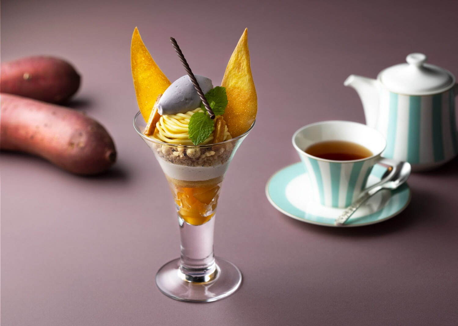 “芋づくし”「なると金時のティラミスパフェ」東京ステーションホテルで、紫芋の塩アイスを添えて｜写真1