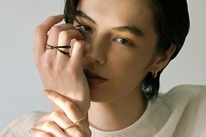 ジュエッテ22年秋の「ダークブラウン」ジュエリー、“2本の指”に通すトゥーリングやイヤーカフス