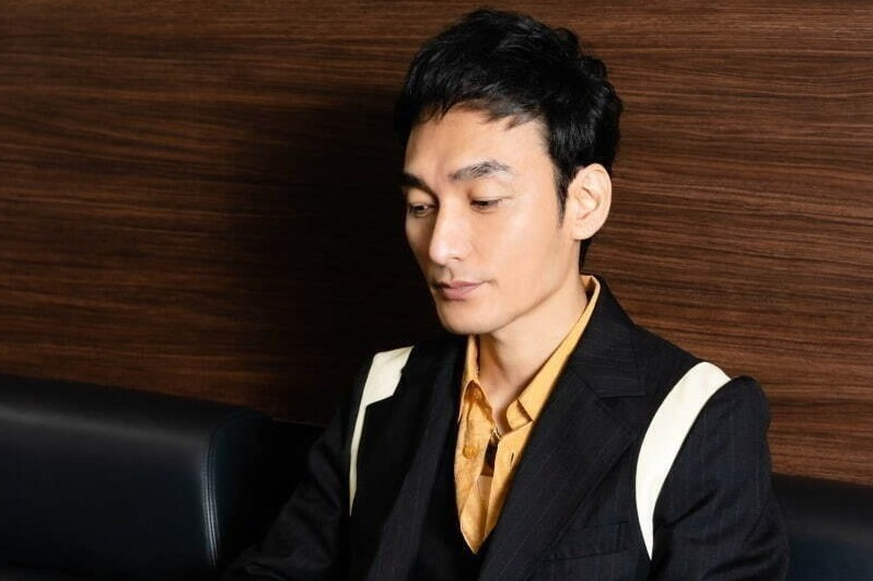 草彅剛インタビュー“大人は大抵のことに慣れて、億劫で動かなくなる。でも好奇心を持って生きると、さらに人生が楽しくなる”