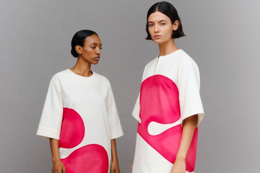 マリメッコ23年春夏新作”アート作品”プリントのボリュームドレス、米アーティストとコラボ