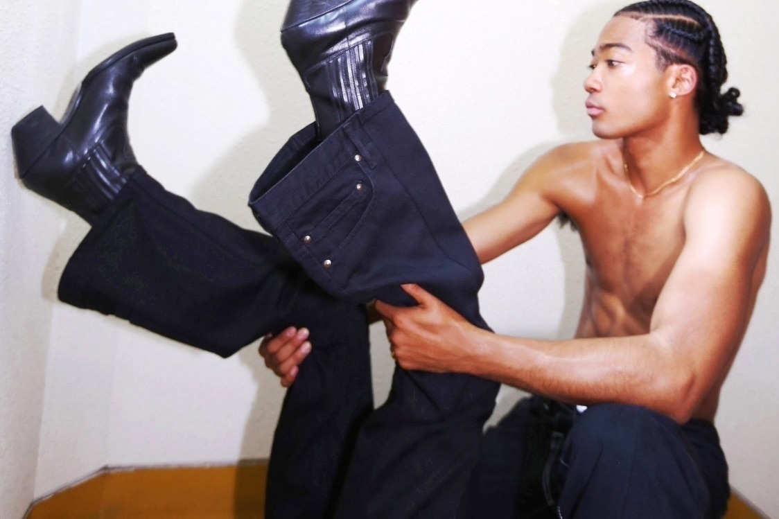 ダイエットブッチャー×下北沢の古着屋ノイル、複数のデニムパンツを再構築したブラックジーンズ