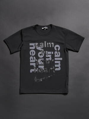 ブラック・コム デ ギャルソン×ナイキのコラボ新作、グラフィックTシャツ＆2WAYトートバッグ｜写真2