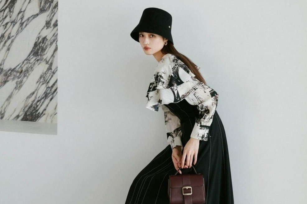 スナイデル22年秋の新作、コルセット風ジャンスカや“もこもこ”ボアのボンバージャケット