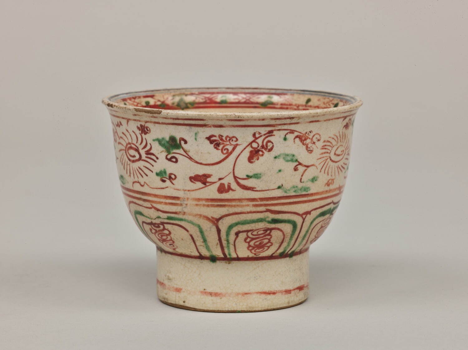 重要美術品 紅安南唐草文茶碗(べにあんなんからくさもんちゃわん)
ベトナム 16世紀 岡野繁蔵氏旧蔵
