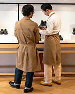 ジェイエムウエストン 青山店でScye製作のスタッフユニフォーム導入、“コインローファー”エプロン｜写真3