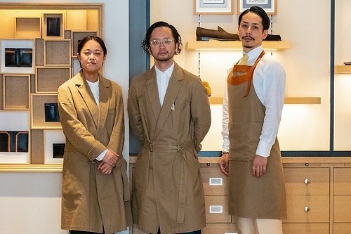 ジェイエムウエストン 青山店でScye製作のスタッフユニフォーム導入、“コインローファー”エプロン