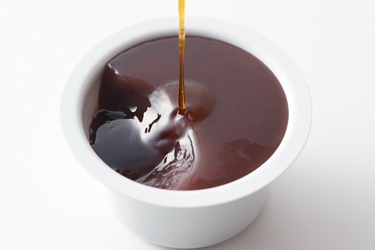 たねやから別添コーヒーソースで“味変”新感覚羊羹、ディーン・フジオカと開発