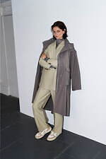 エミのヴェジャ別注スニーカー、“ヴィヴィットカラー”を効かせた上品レザーシューズ｜写真11