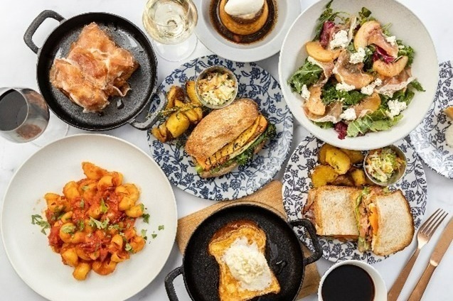 サラダ｜HUGE初のカフェ「ザ フロントルーム」丸ビルに誕生、“ふわふわ”フレンチトーストやBLTサンド