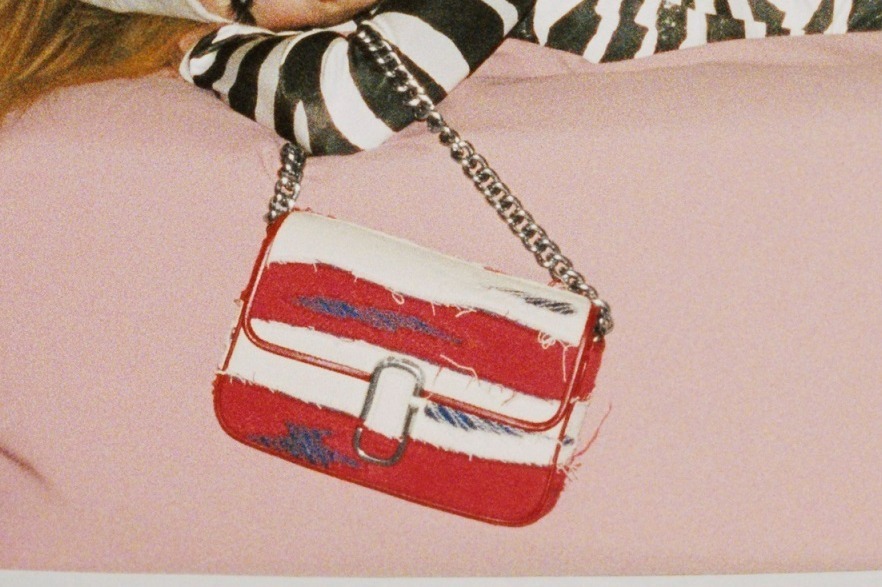 マーク ジェイコブス「アメリカーナ」着想の新作バッグ、星条旗色＆デニム素材のチェーンバッグ